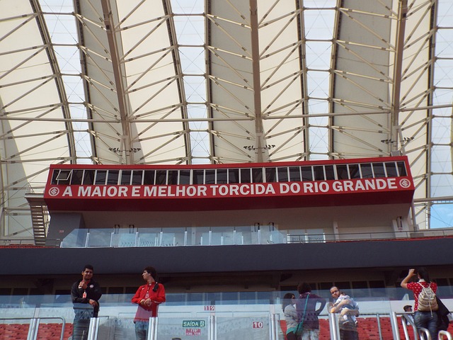 情绪失控！国脚拜合拉木挥拳染红，双手抱头+向裁判抗议+捂脸下场.